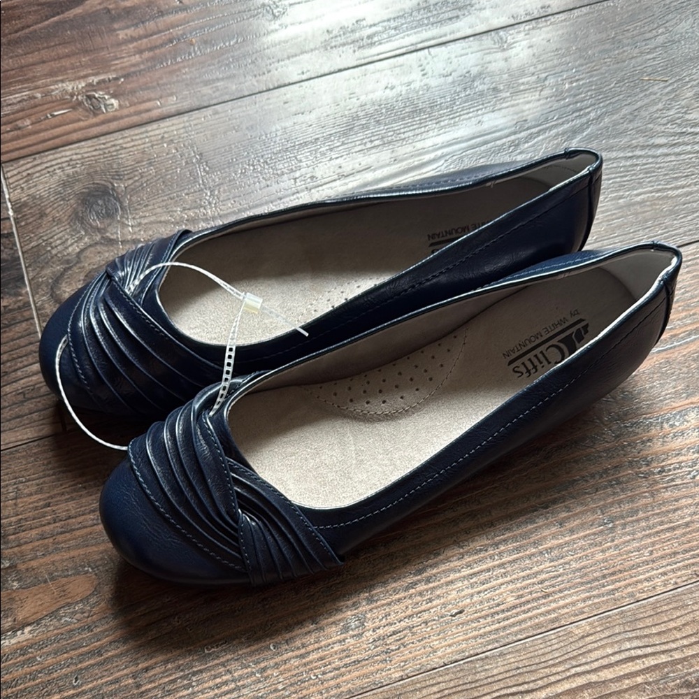 Cliffs by WHITE MOUNTAIN Navy Flats